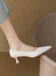 스포츠 바닥 누드 컬러 하이힐 5cm 작은 굽 신발 디자인 감각 틈새 미세 굽 뾰족한 머리 피곤하지 않은 발 부드러운 바닥 여성 신발의 그림